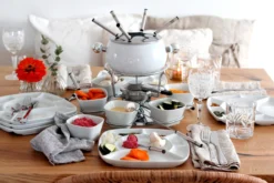 Fondueset, Edelstahl Fondueset 1 x Fonduetopf, 1 x Spritzschutz, 1 x Rechaud mit Drehkarusell, 1 x Brenner, 6 x Fonduegabeln, 6 x Fonduelöffel, 6 x Schälchen, 6 x Fondueteller