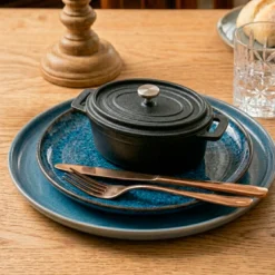 Freyersbacher Mini Cocotte 12x8,5 cm Gusseisen, Kleiner Emaille Topf | Oval, mit Brett und Tuch